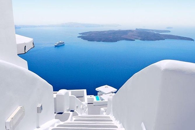 Breathtaking caldera views over the Aegean Sea in Santorini